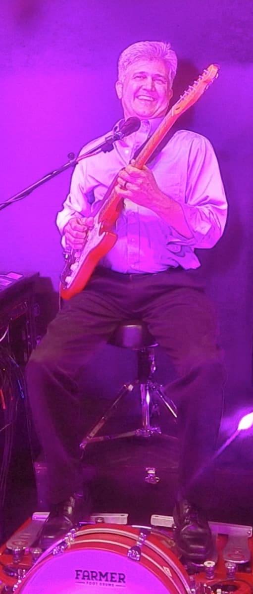 Arlin Tart performing at Beaufort Bar