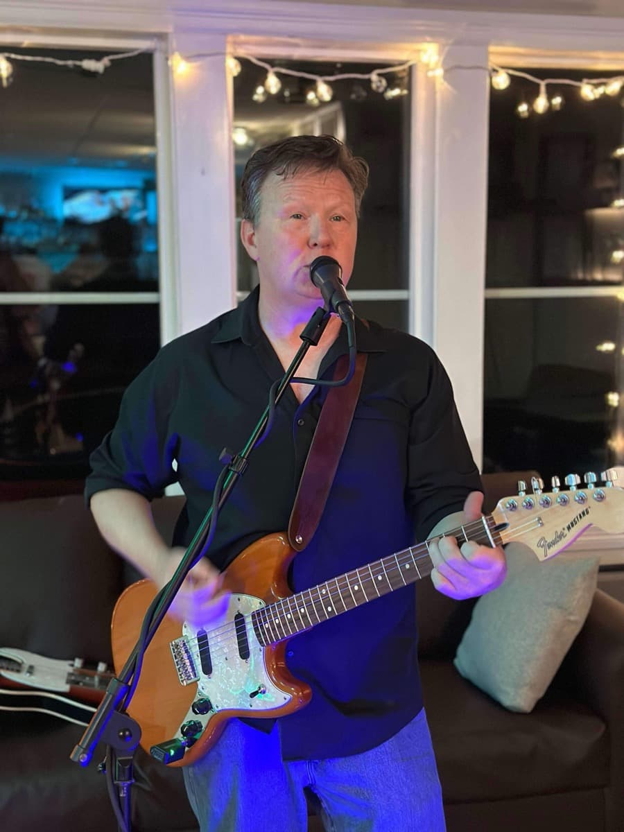 Donnie Lane performing at Beaufort Bar