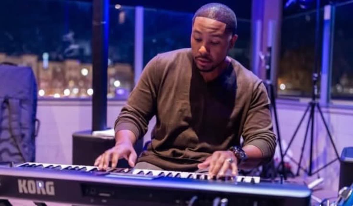 Quincy Jones performing at Beaufort Bar