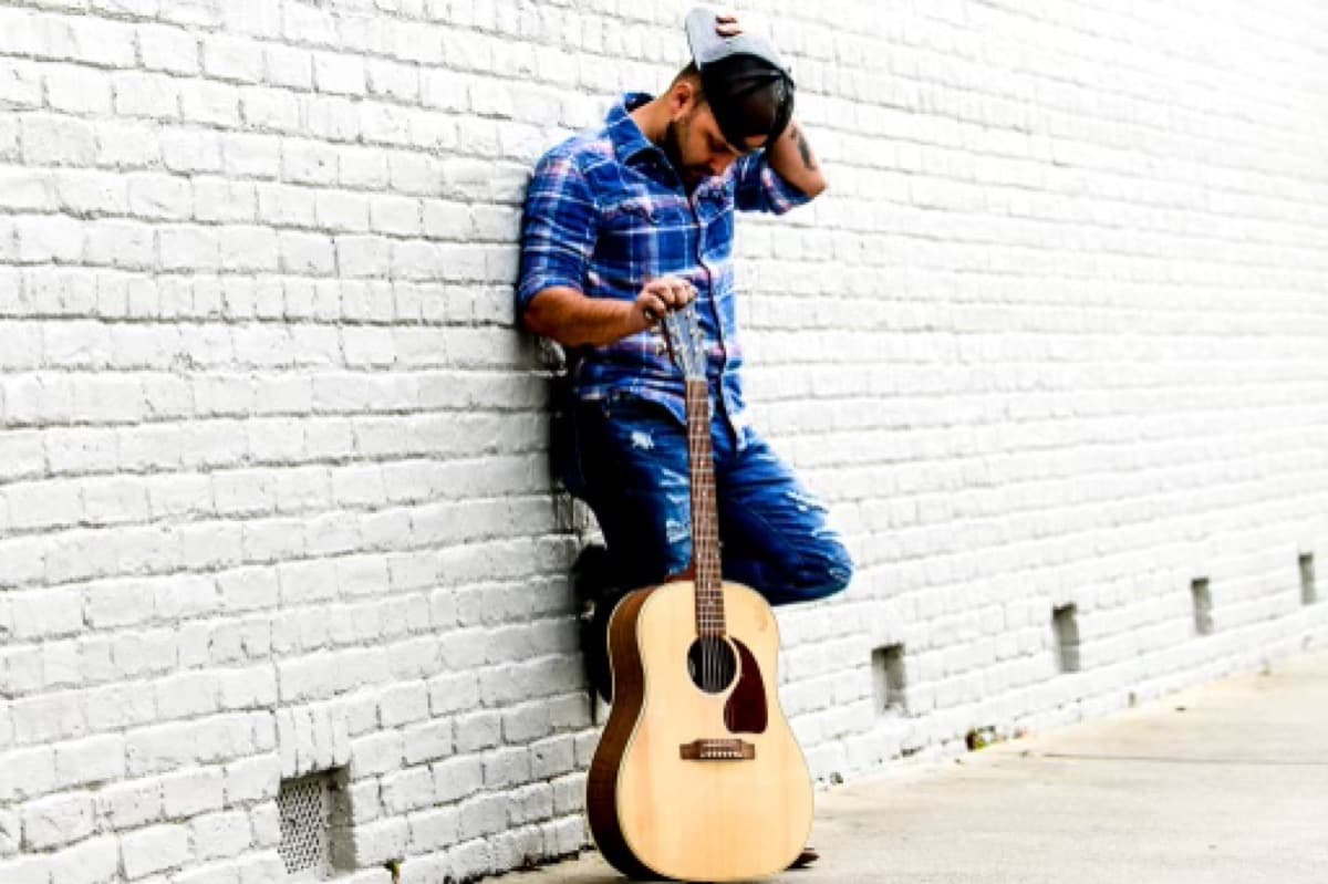 Ray Wag performing at Beaufort Bar