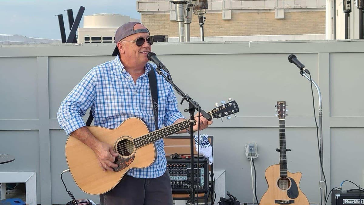 Ronny Cottle performing at Beaufort Bar