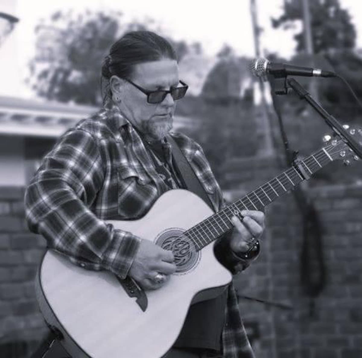 Todd Barnes performing at Beaufort Bar